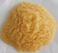 軟化樹脂是專用于軟化硬水的一種專用樹脂，通過離子交換技術，使水的硬度小于50 mg/L(CaCO3)。離子交換是一種特殊的動態吸附過程，一般是由不溶于水的離子交換劑在電解質溶液中進行，這種離子交換劑即為離子交換樹脂。